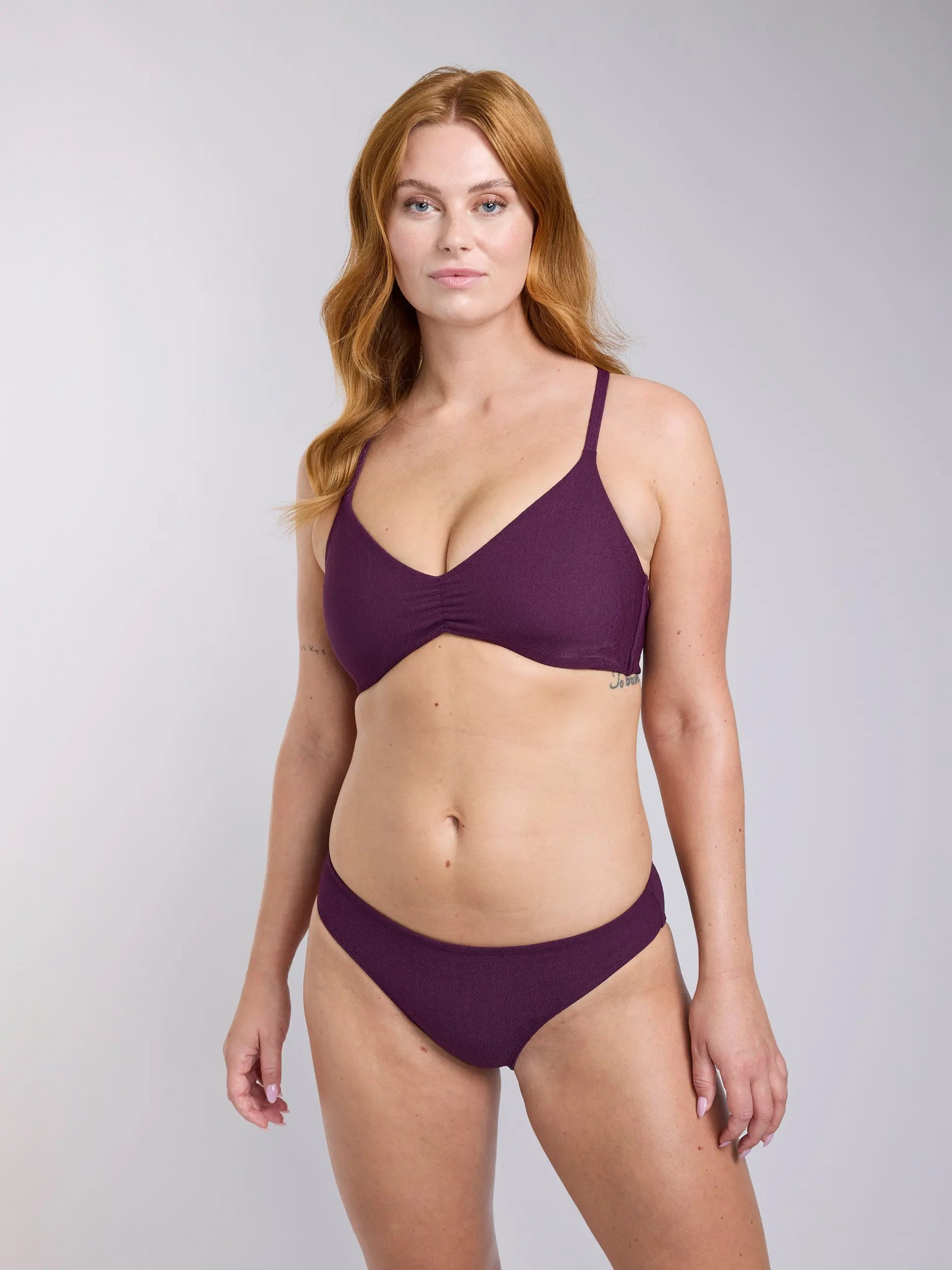 Tumši violetas peldbikses sievietēm